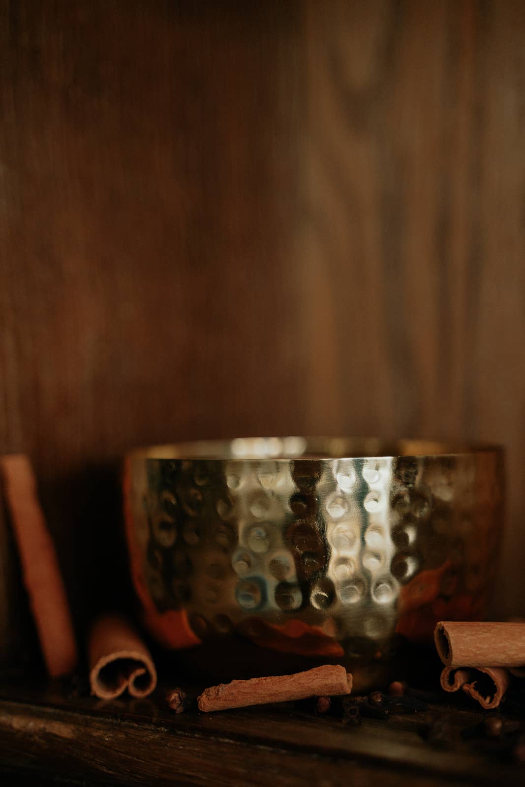 Woodsy Homelife – Vela em jarro/copo por atacado – Vela de soja pura 400 g com canela e cravo em latão maciço2