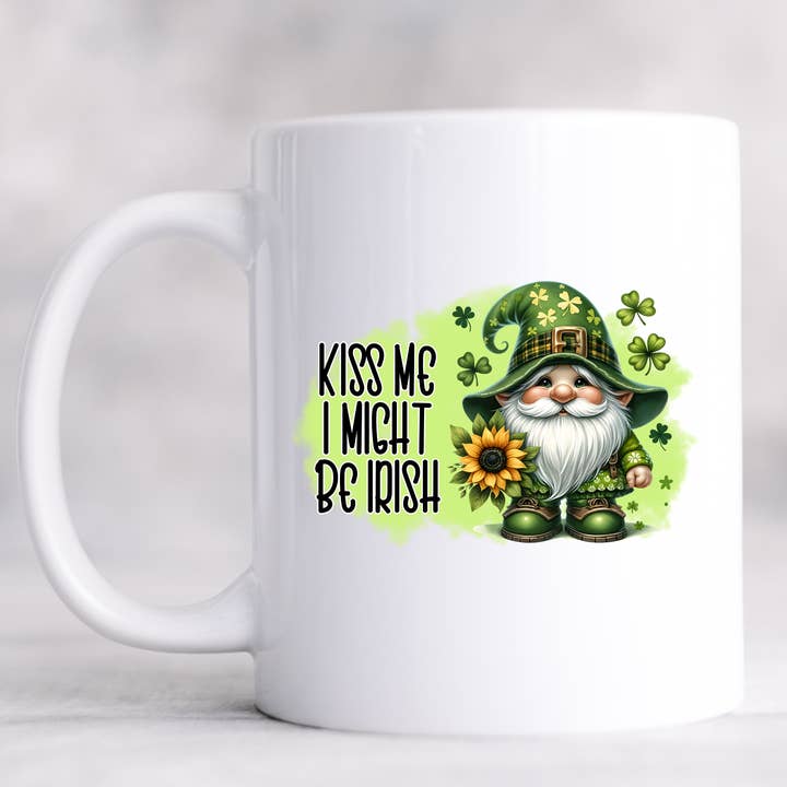 Embrasse-moi, je suis peut-être irlandais, tasse de la Saint-Patrick. pour la vente par Hello Gorgeous Mugs