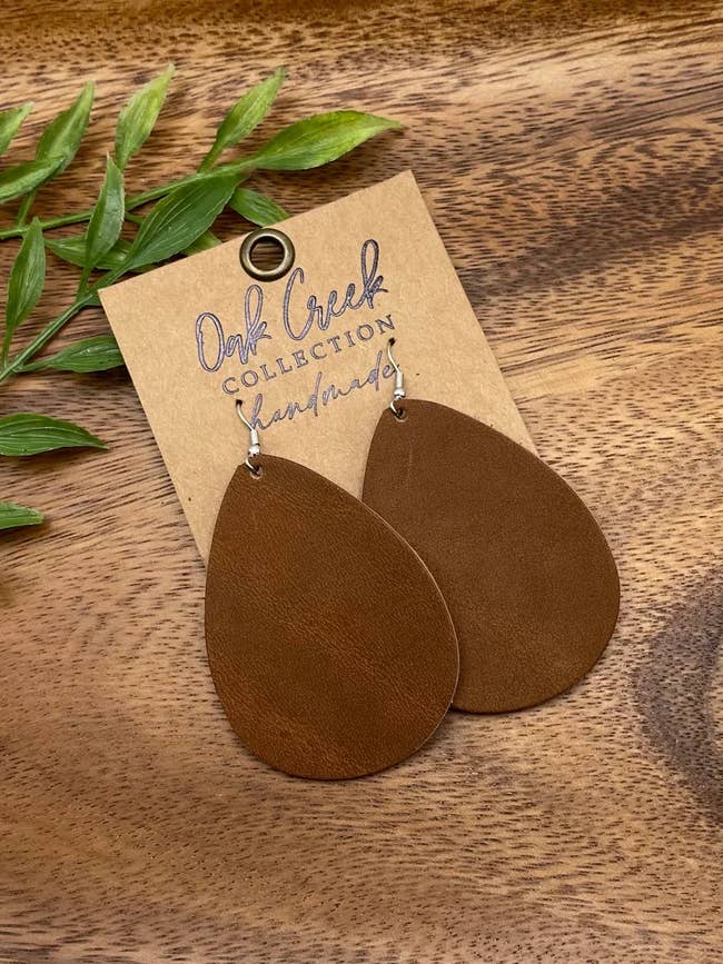 Tropfenförmiger Lederohrring 2 1/4 Zoll - 3
Farben für den Großhandel von Oak Creek Collection Handmade