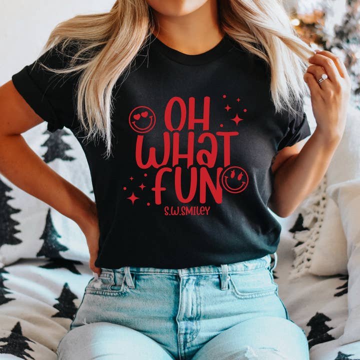S.W.Smiley Oh What Fun Sparkle - T-shirt à manches courtes pour femme pour la vente par Olive And Ivory Wholesale