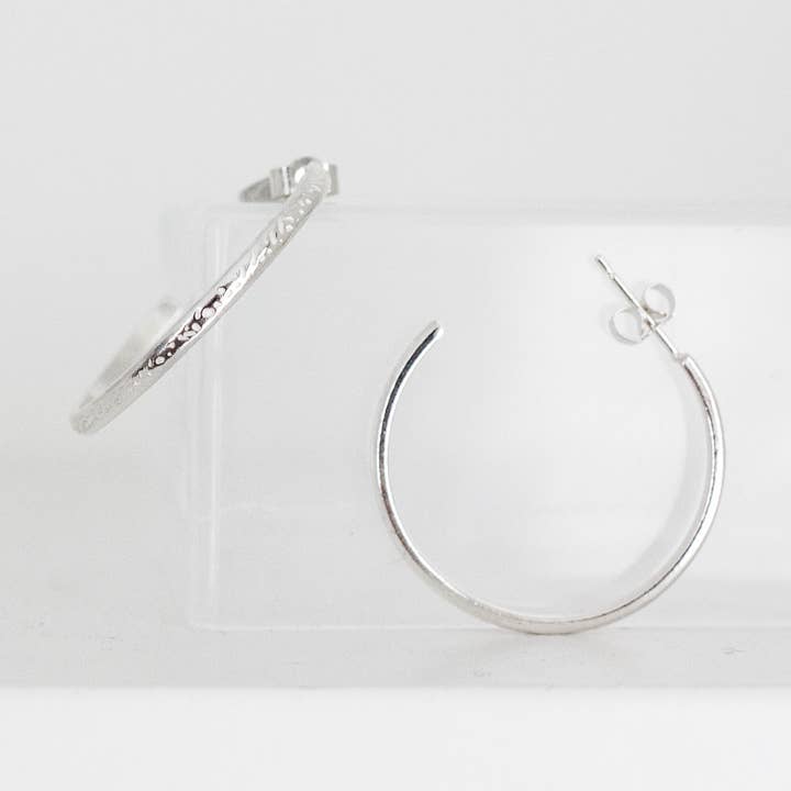 Orecchini a cerchio in argento Sterling. per la vendita all'ingrosso da parte di Fawn And Rose