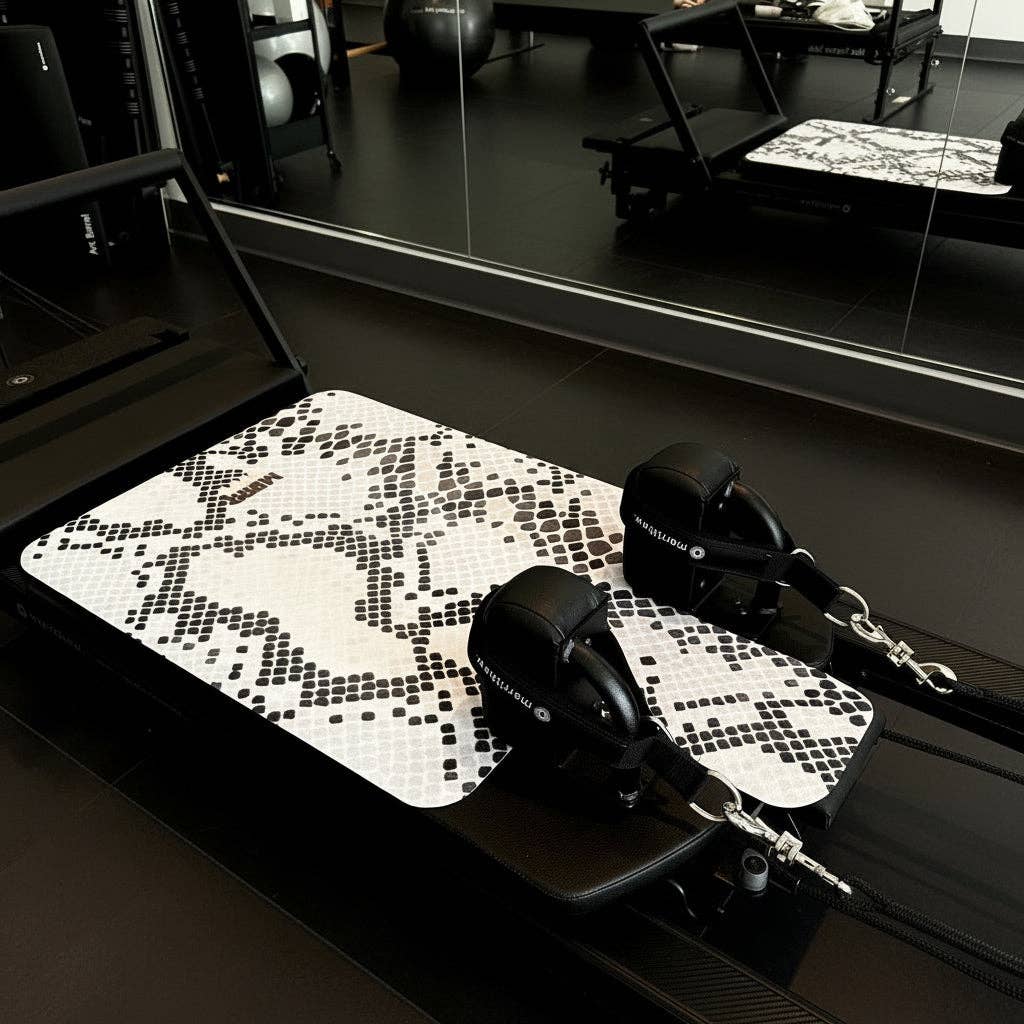 MARA BODY - Yoga Mats, Pilates Reformer Mats & Yoga Towels - Vente Tapis de yoga - SERPENTINA - Tapis de Reformer Pilates. Tapis lavable en machine à motif peau de serpent.1