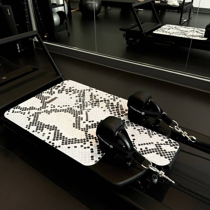MARA BODY - Yoga Mats, Pilates Reformer Mats & Yoga Towels - Vente Tapis de yoga - SERPENTINA - Tapis de Reformer Pilates. Tapis lavable en machine à motif peau de serpent.1