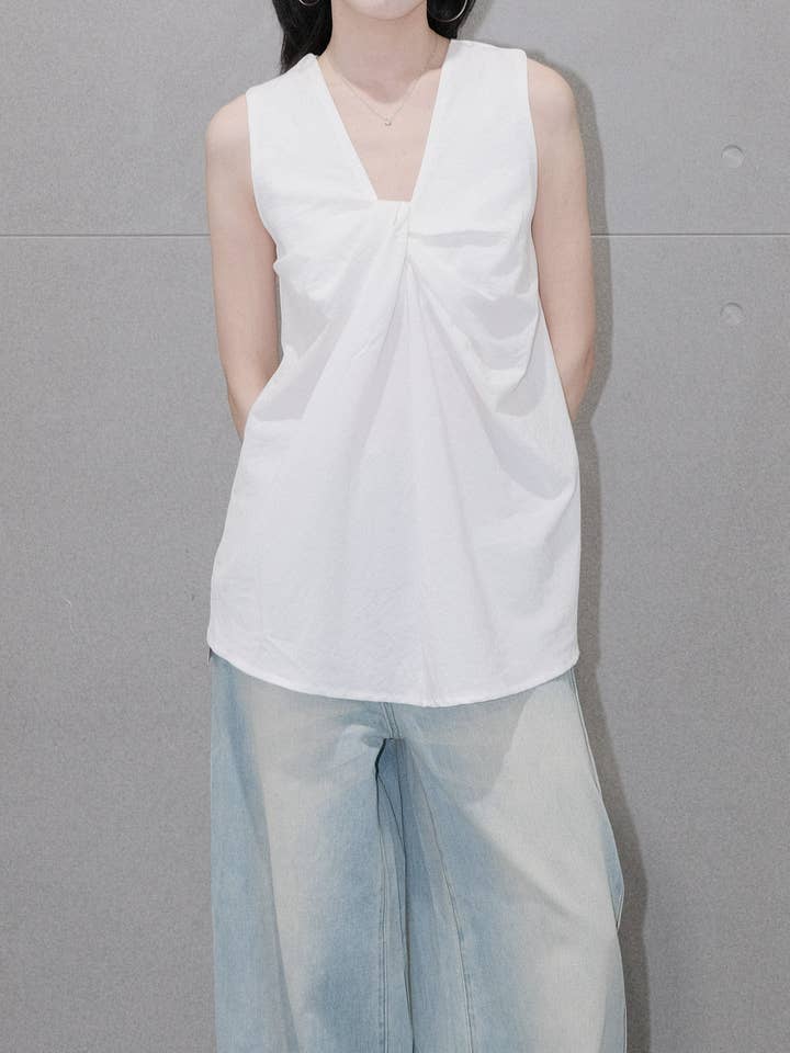 Top senza maniche annodato per la vendita all'ingrosso da parte di Blanc.Noize