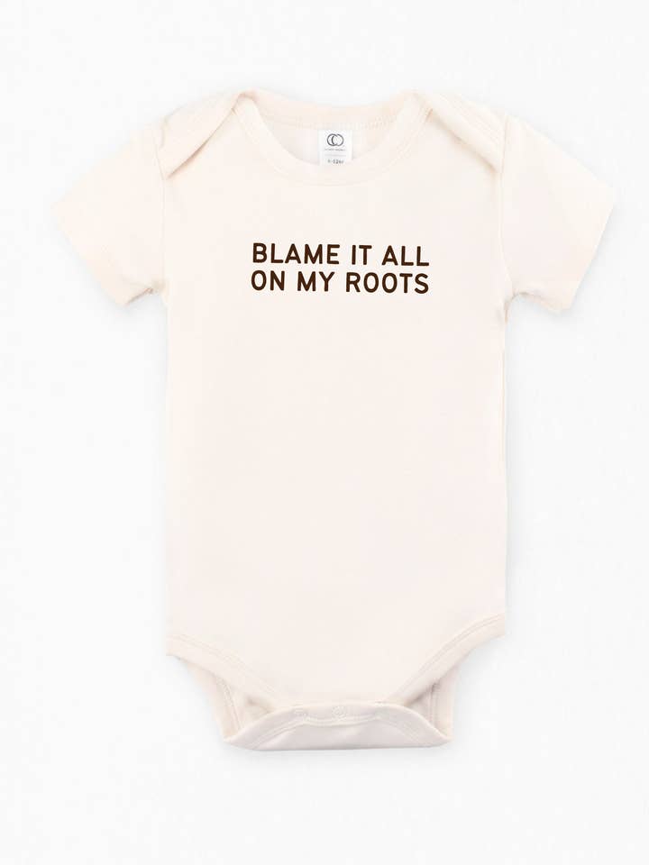 “Blame Ite All On My Roots” - Onesie de Bebé Orgânico por atacado de The Southern Bunny