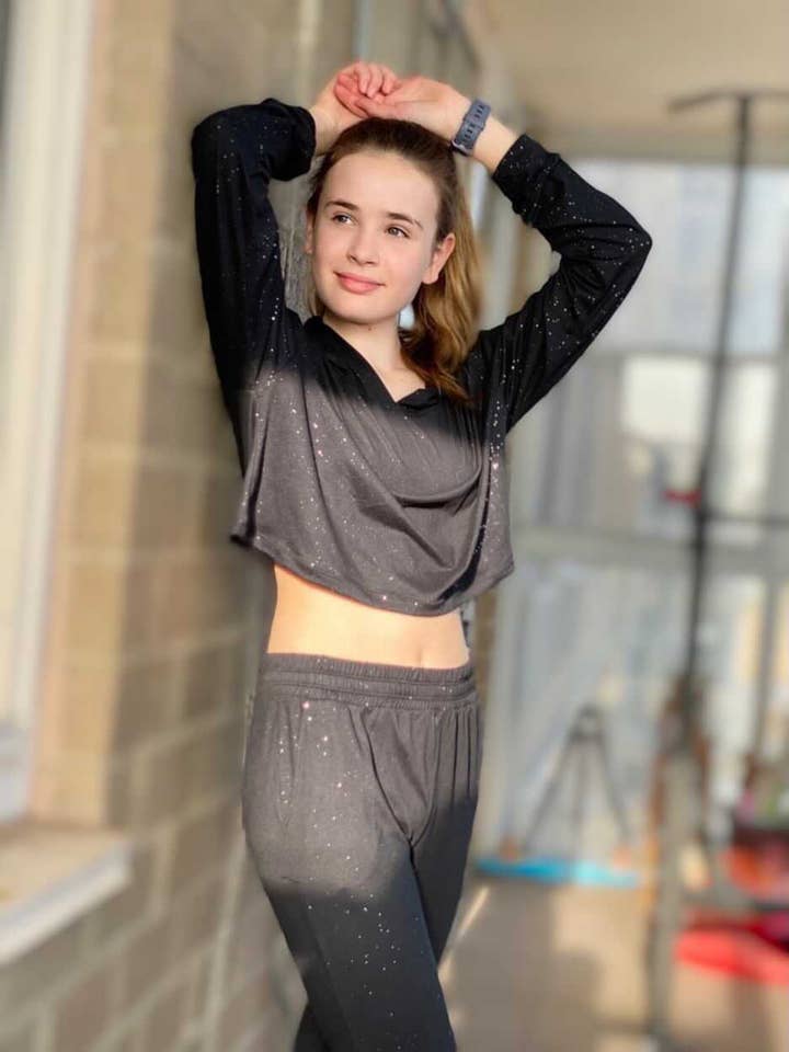 Sweat à capuche et jogger noir pour la vente par Fanilu