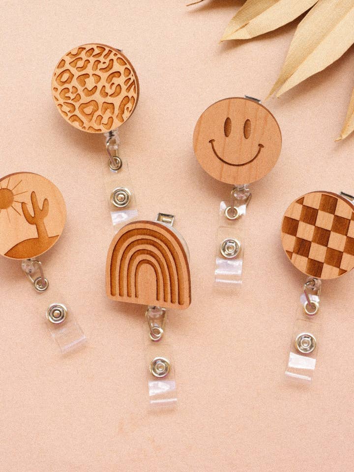 Ausweisrollen aus Holz (Smiley, Kaktus, Regenbogen, Kariert) für den Großhandel von DayCrafter