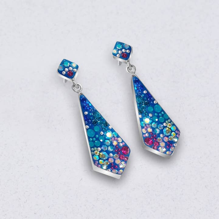 PE-8413 / KRISTAL & ZILVEREN VLIEGER HANGENDE STUD voor wholesale door Mosaico Jewels