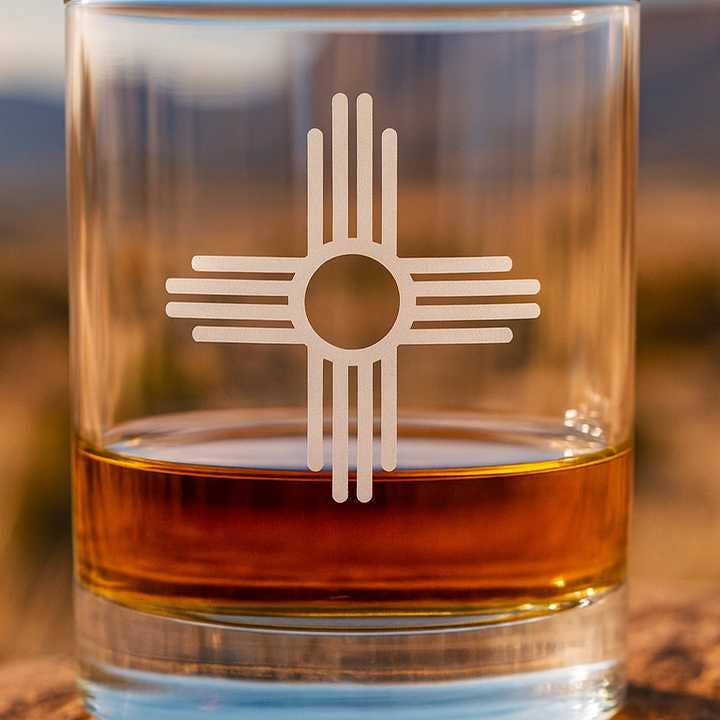 A to Z Imaging and Design - Venta al por mayor Copas de cóctel/licor - Vaso de Whisky Grabado con Símbolo Zia – Vaso de Roca del Suroeste de 13oz1