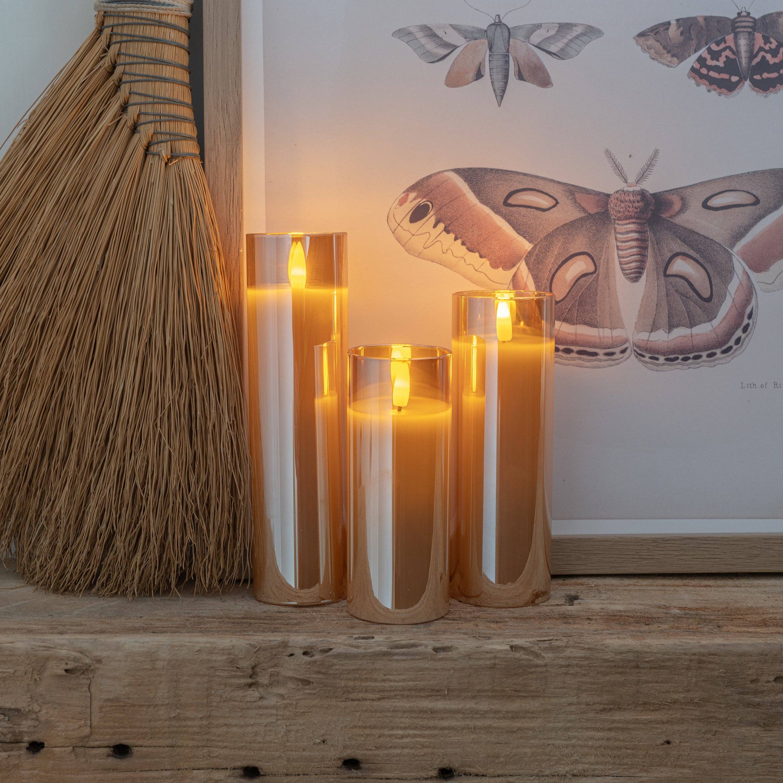 Sandstone & Sage – Großhandel Flammenlose Kerze – Amber Säulen Flammenlose LED Glaskerzen-Set, 3 Stück | Mit Fernbedienung & Timer für stimmungsvolle Beleuchtung2