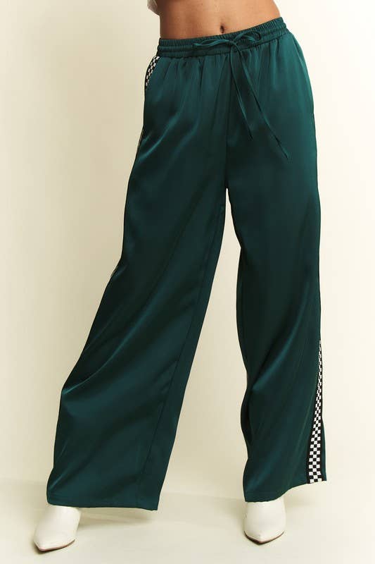 JADE BY JANE - Venta al por mayor Pantalones de chándal/cómodos - Mujer - PANTALONES DE CHÁNDAL DE SATÉN SÓLIDO CON CINTA LATERAL DE DAMERO10