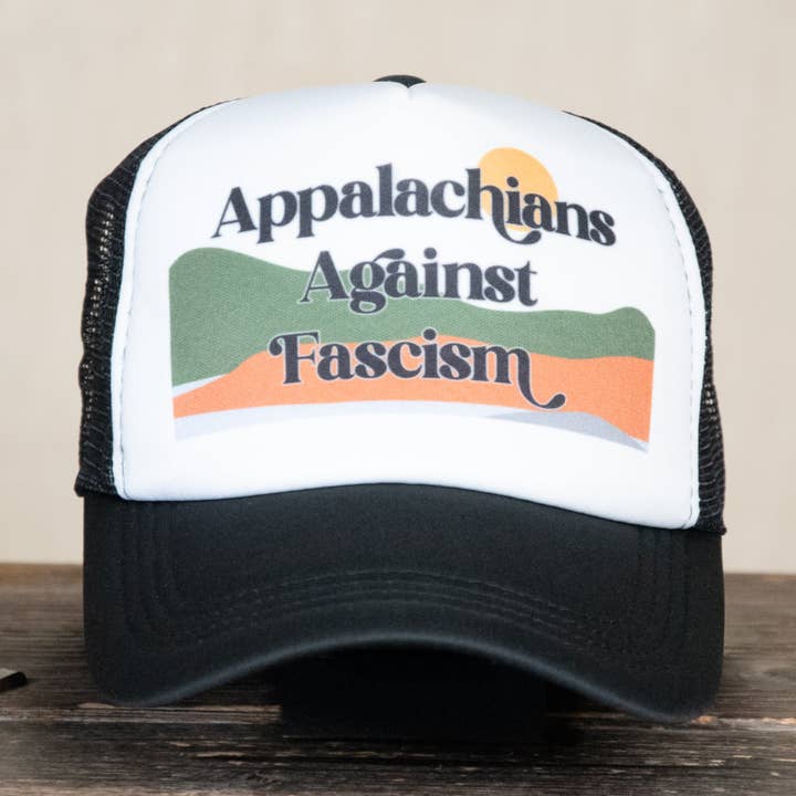 Klar til forsendelse | Trucker-kasket | Håndtrykt | Appalachians mod fascisme for engroshandel hos In Blue Handmade