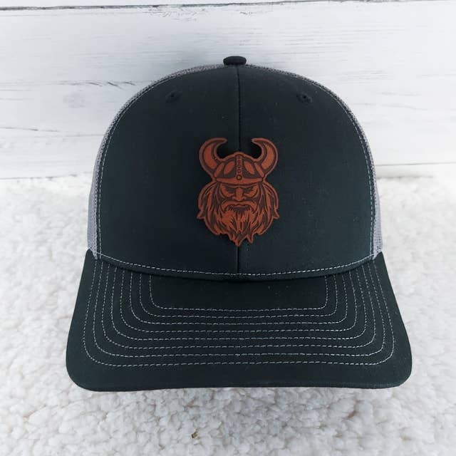 Trendy Tee Co. – Großhandel Trucker-Cap – Unisex – Trucker-Hut von Team Mascot Richardson, Schwarz und Grau10