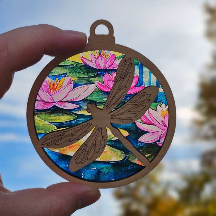 Libellule - Étang de nénuphars à l'aquarelle pour la vente par Untamed Roots Co