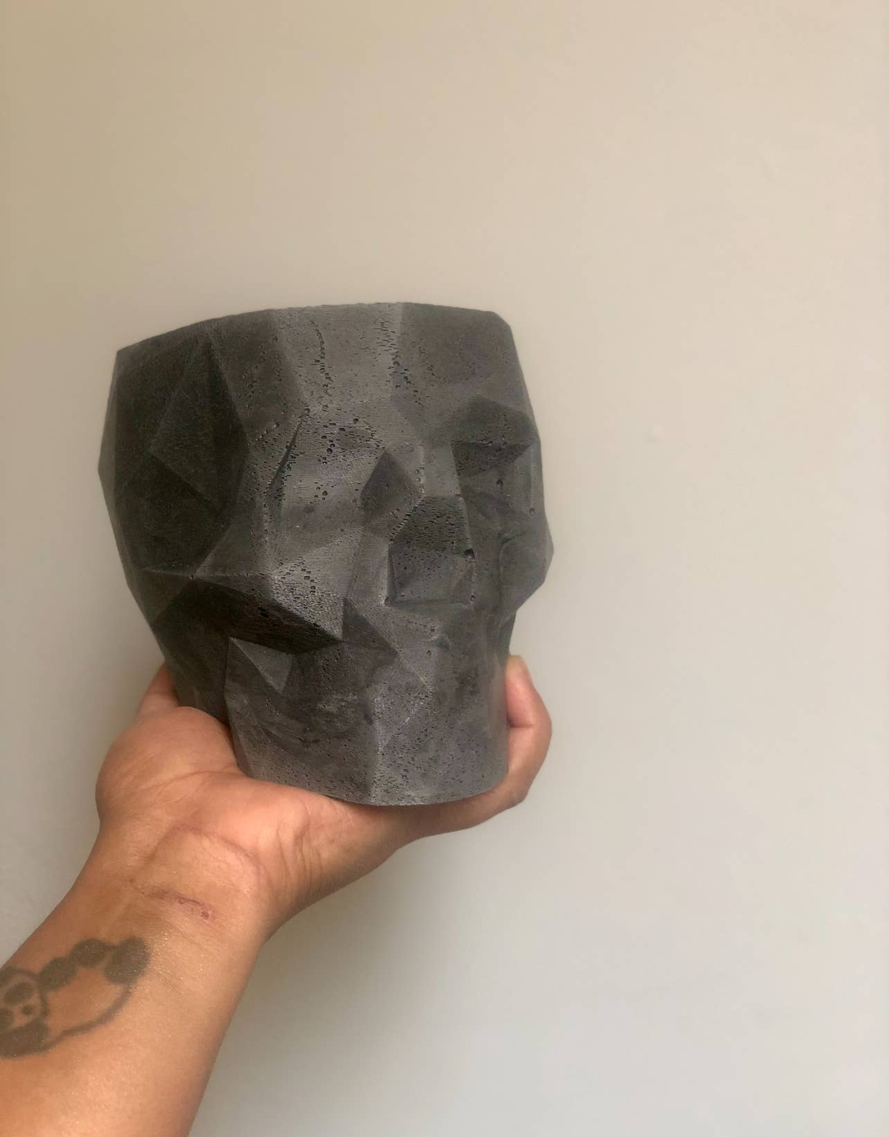 Queen City Crete - Vendita all'ingrosso Vasi per piante - Vaso da fiori Victor Geometric Concrete Skull 4