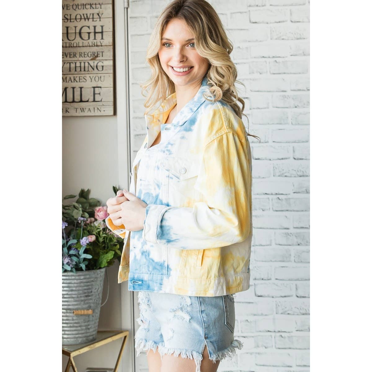 Bianco/Giallo Giacca in denim da camionista classica con stampa tie-dye in vendita all'ingrosso su Faire2