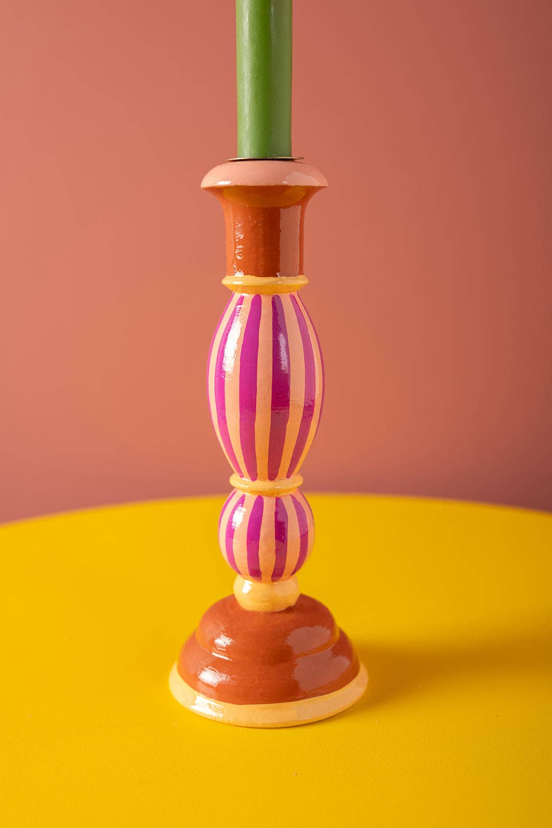 Ian Snow Ltd - Wholesale Kaarsenhouder - Roze Gestreepte Handgeschilderde Houten Kandelaar1