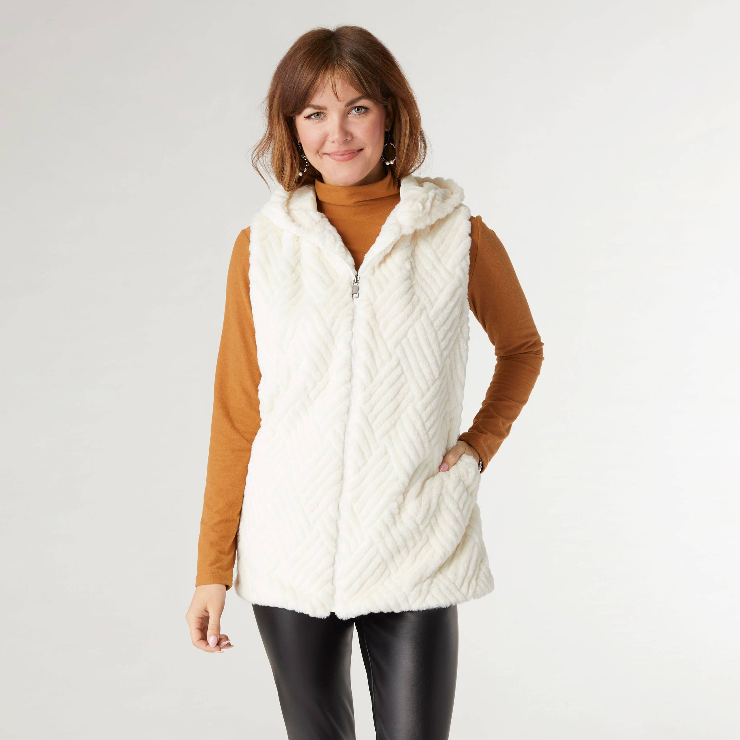 COCO + CARMEN - Vente Veste sans manches – femme - Gilet à capuche en fausse fourrure Lyric1