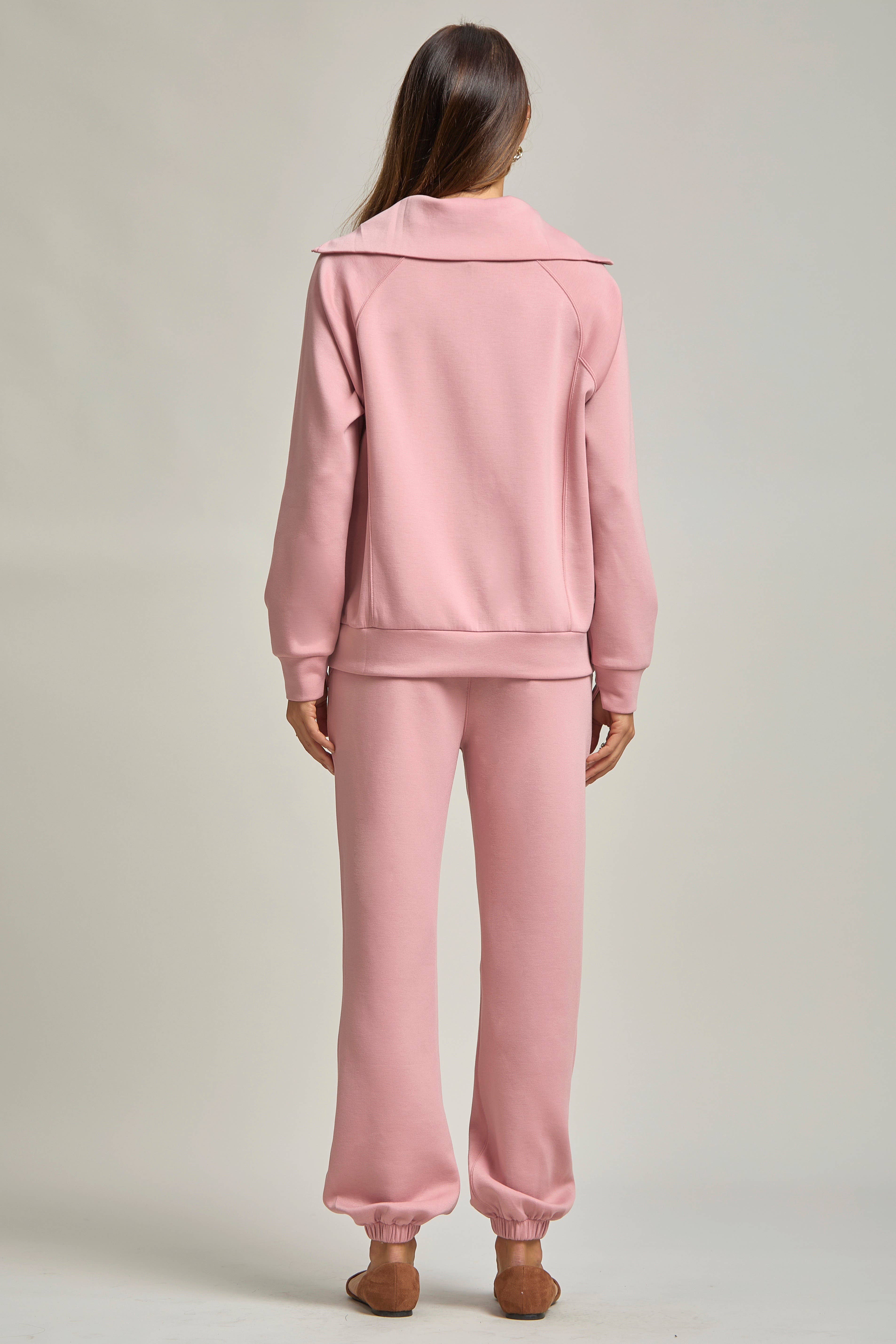 Dear Scarlett – Großhandel Loungewear-Set – Damen – Reiseset aus Modal-Pullover mit viertelförmigem Reißverschluss und Jogginghose23