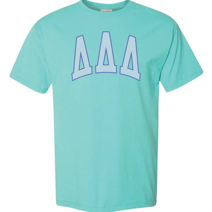 T-shirt avec lettres universitaires Tri Delta pour la vente par Swag