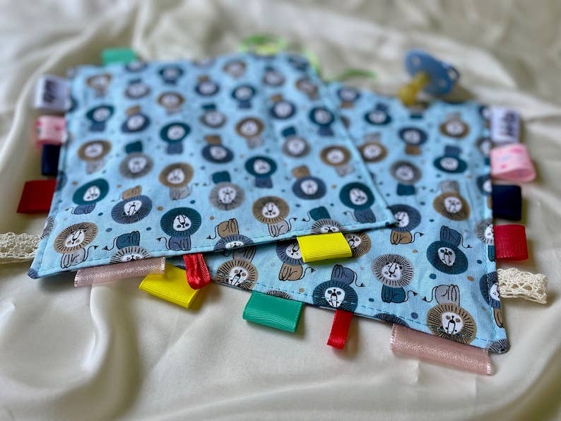 bebelito – Großhandel Sicherheits-/Kuscheldecke – Baby – Baby Knistertuch Löwe0