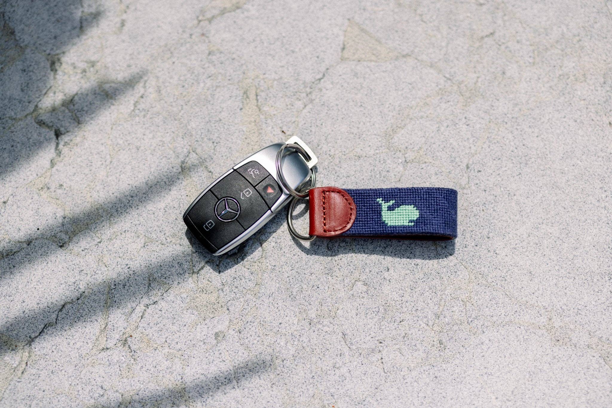 York Design Co – wholesale Nyckelring - Unisex – Navy och grön val nyckelring i nålpunkt2