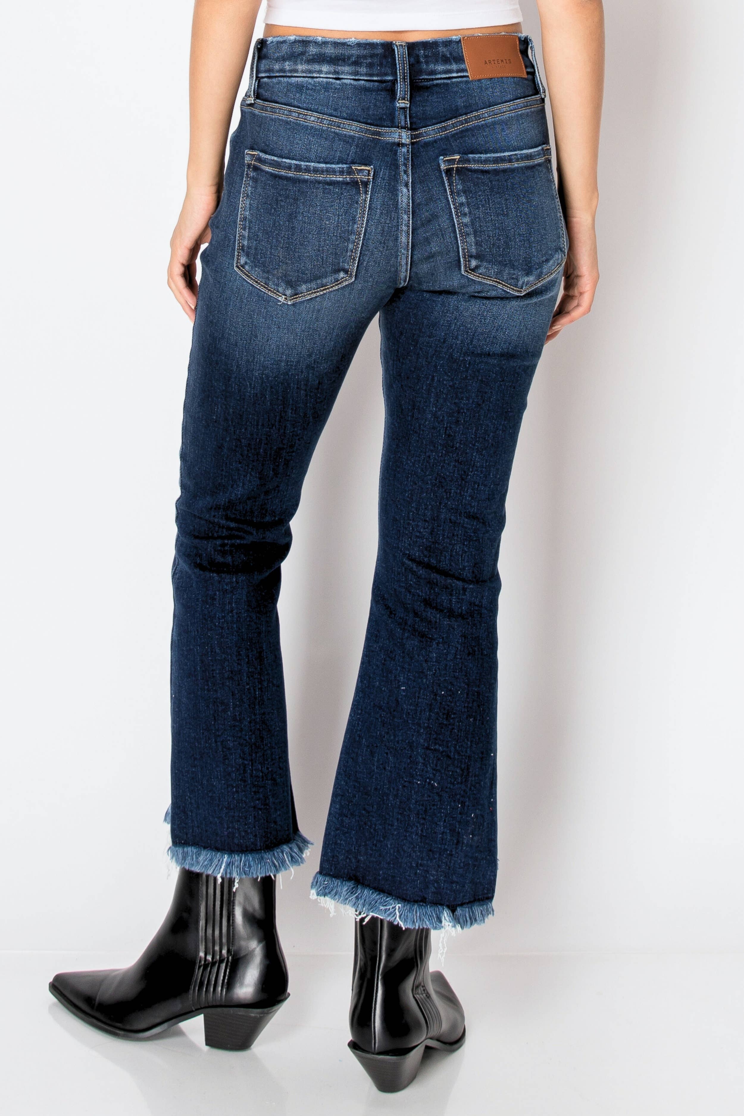 ARTEMIS VINTAGE – Großhandel Jeans – Damen – ECO-FREUNDLICHE JEANS MIT MESH-KORSETT, HOHEM BUND UND KURZEN, AUSGESTELLTEN BEINEN3
