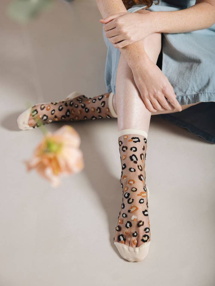 Horseshoe Bend Crema • Calzini trasparenti leopardati per la vendita all'ingrosso da parte di Atelier St Eustache