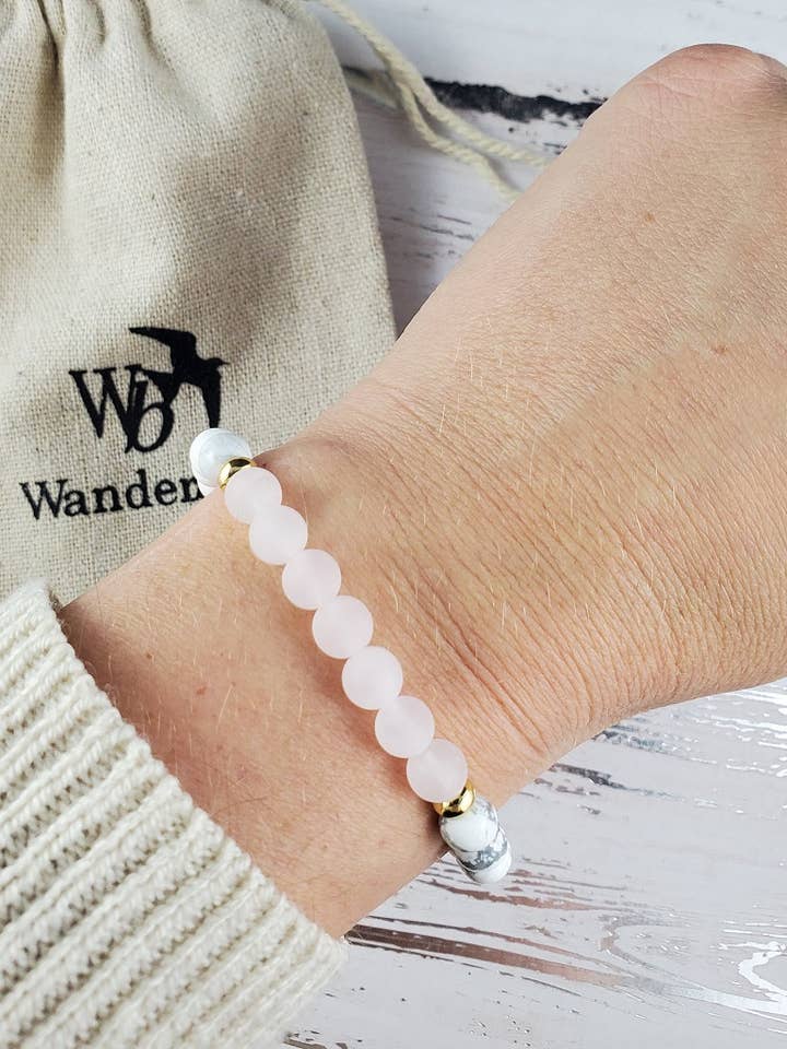 Bracciale con Perle di Howlite e Quarzo Rosa True Love per la vendita all'ingrosso da parte di Wanderbird