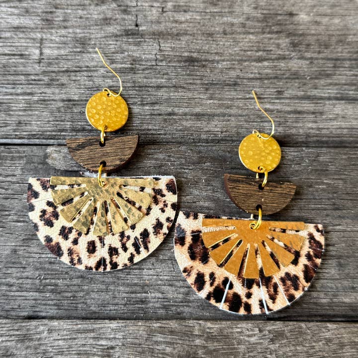 Taylor - Leopard - Messing + Læder Øreringe for engroshandel hos Be Like Missy