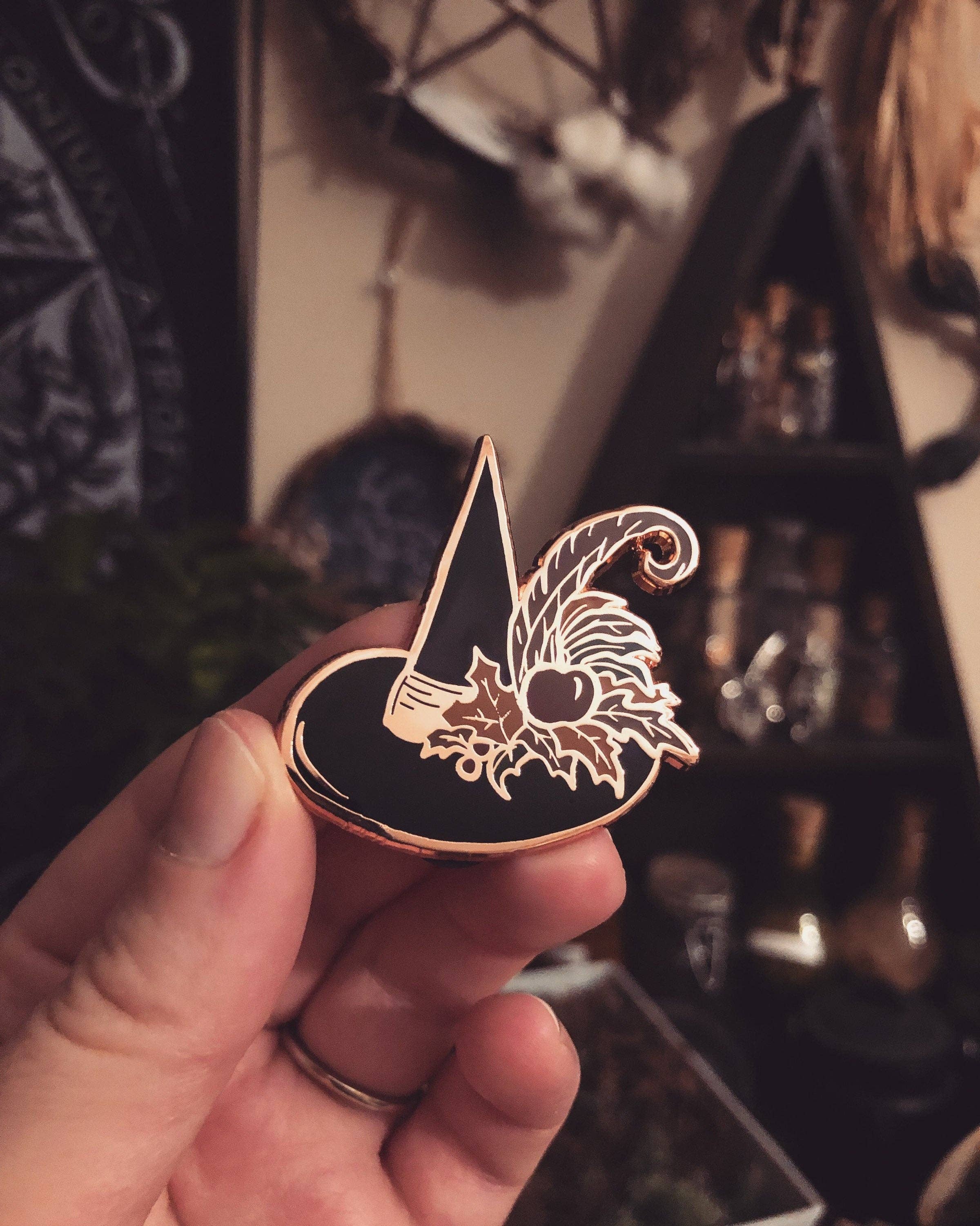 The Pickety Witch – Engroshandel Reversnål/knap – Mabon Witch Hat - Emalje Pin2