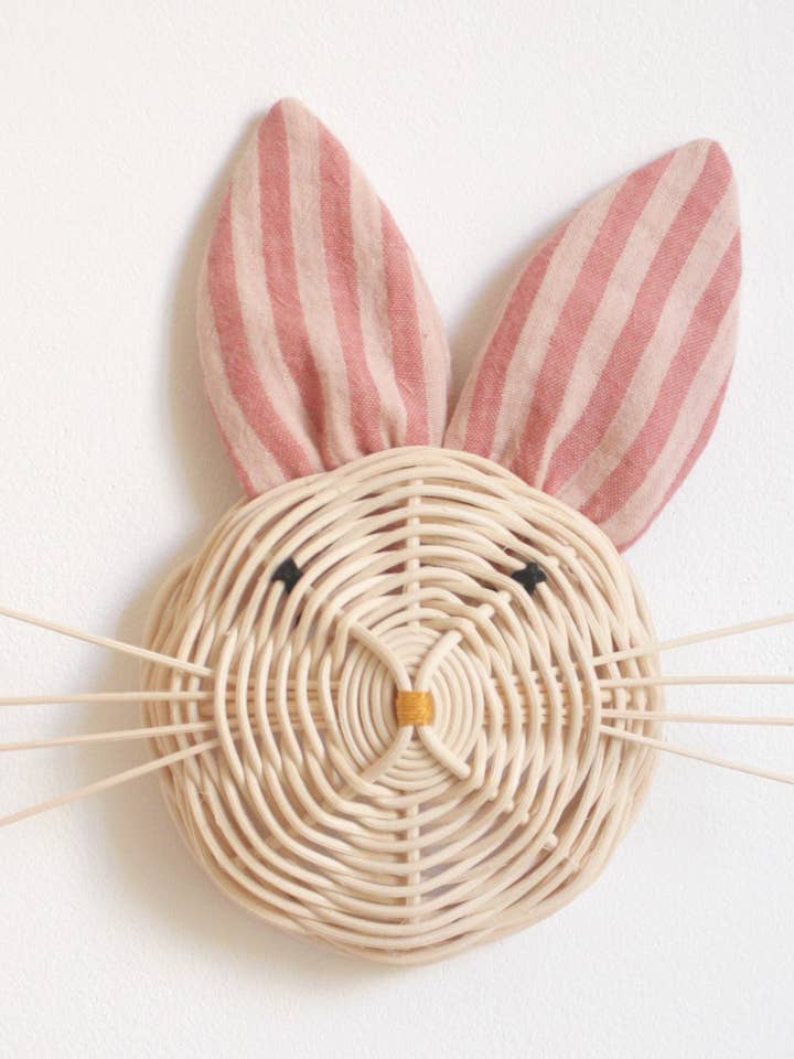 Trofeo con coniglio in rattan decorato per la vendita all'ingrosso da parte di ateliersolelh