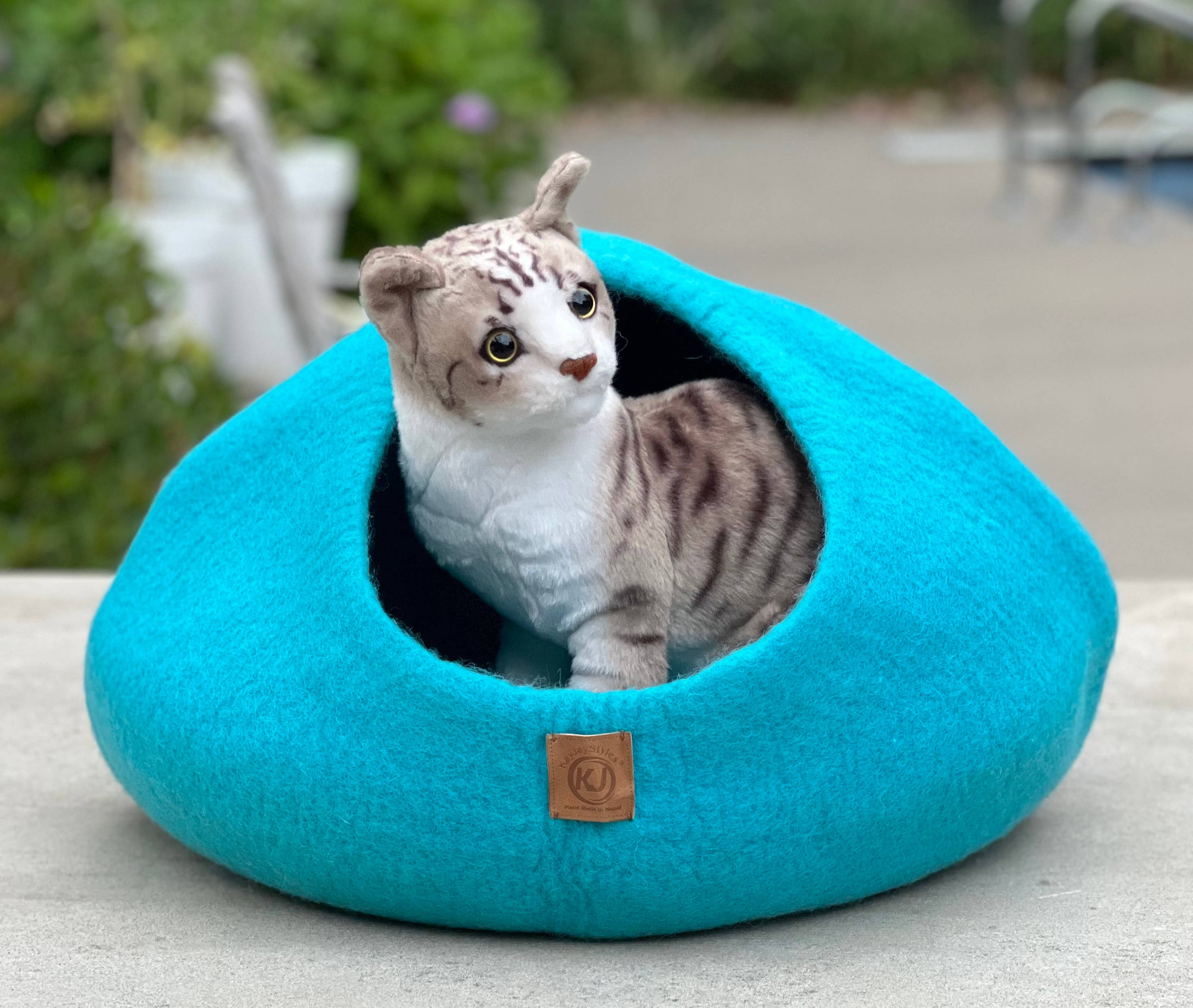 Lungta Imports - Wholesale Pet Cave - Cat/Dog - Hand Made Felt Wool Cat Cave / Cat Bed / Warm Cat House (Cop12