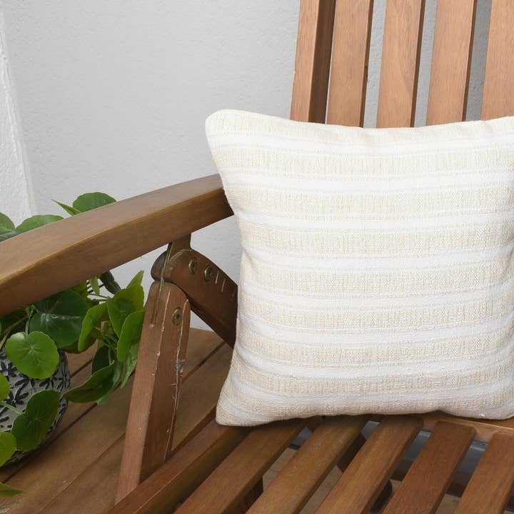 Cuscino Ikat Beige e Bianco, 12x12 pollici in Lana Turca Vintage per la vendita all'ingrosso da parte di The Loom Wholesale