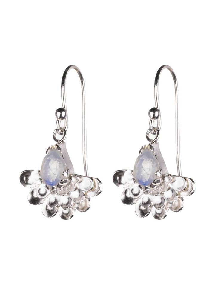 Boucles d'oreilles pendantes en forme d'éventail et de fleur pour la vente par Amanda Coleman Jewelry