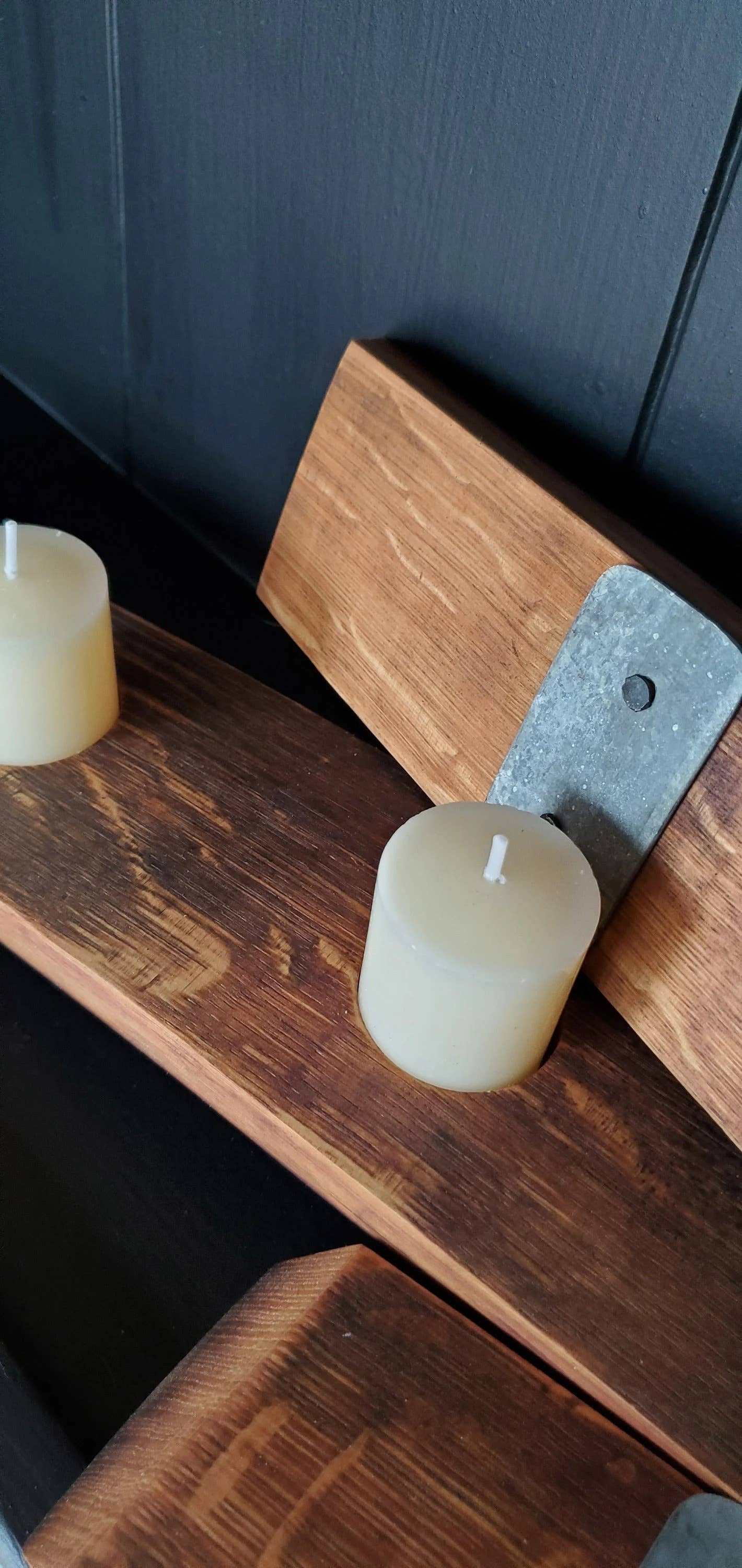 Honest Woodcraft – Engroshandel Lyseholder – Landligt borddekoration af genanvendte vinfadbrædder6