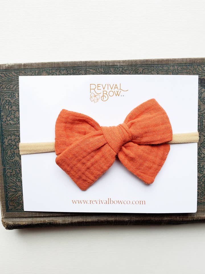 Lazo pequeño de tela en la diadema • Gasa naranja para venta al por mayor de Revival Bow Co.