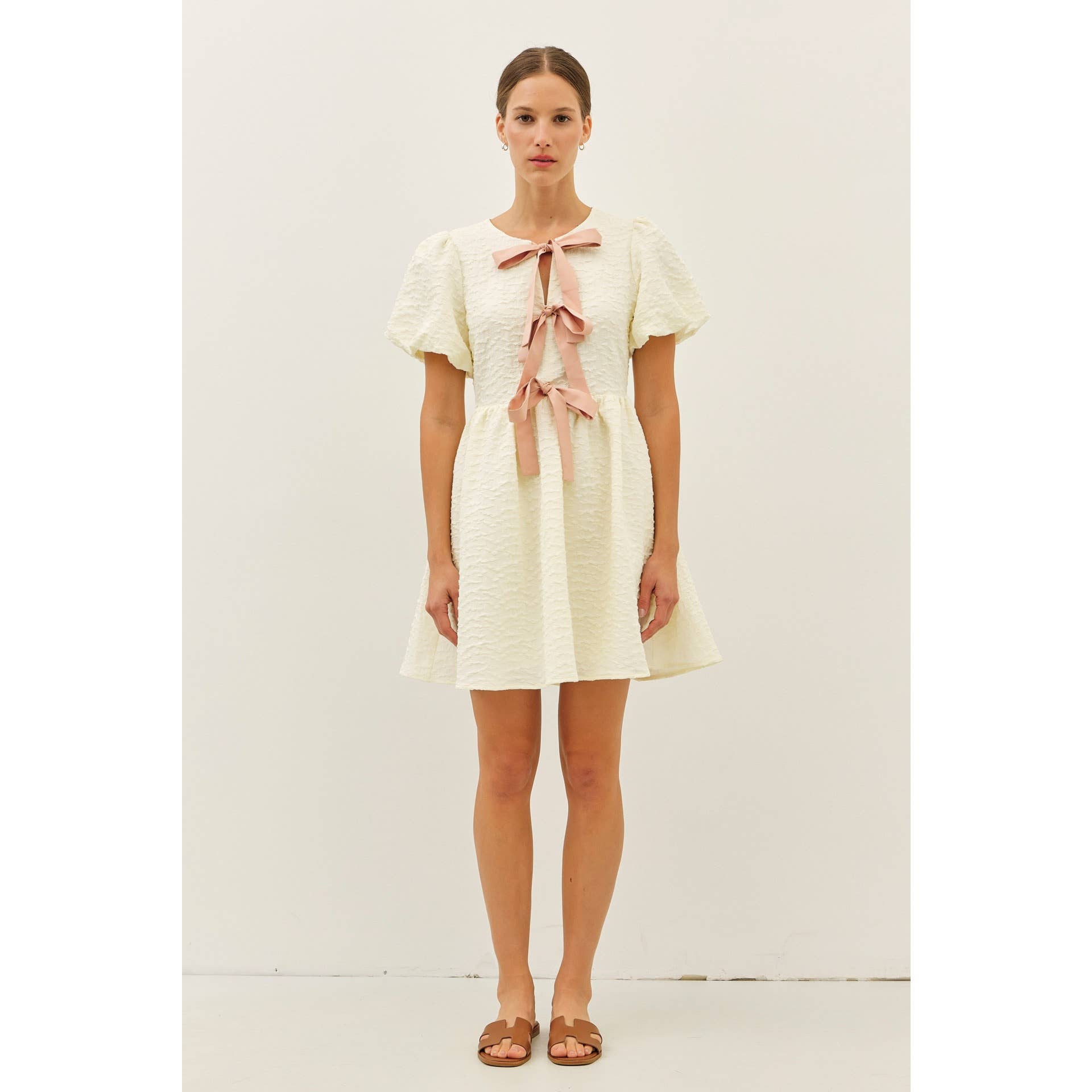 idem ditto – Großhandel Kleid – Damen – Mini-Kleid mit Bubbel-Textur, Schleifen-Detail vorne und Puffärmeln5