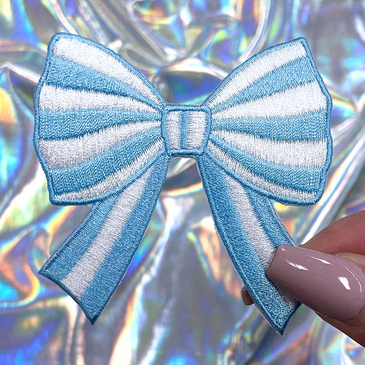 Toppa con fiocco in civetta a righe azzurre ricamata termoadesiva per la vendita all'ingrosso da parte di The Crafty Engineer