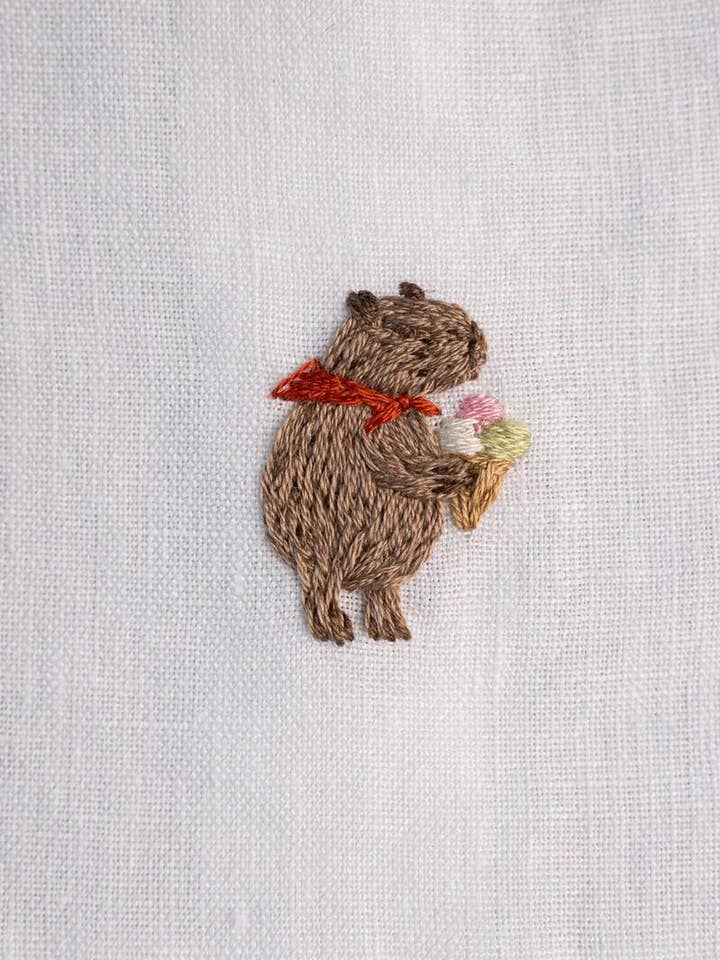 Gelato Capibara (2,6x3,9 cm) | Ricamo Fatto a Mano per la vendita all'ingrosso da parte di La Petite Alice