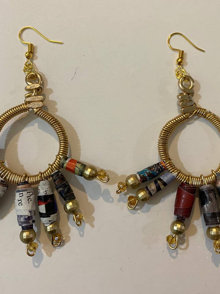 Boucles d'oreilles en perles de papier : perles rondes/courtes/dorées/colorées pour la vente par Angela Catirina Jones