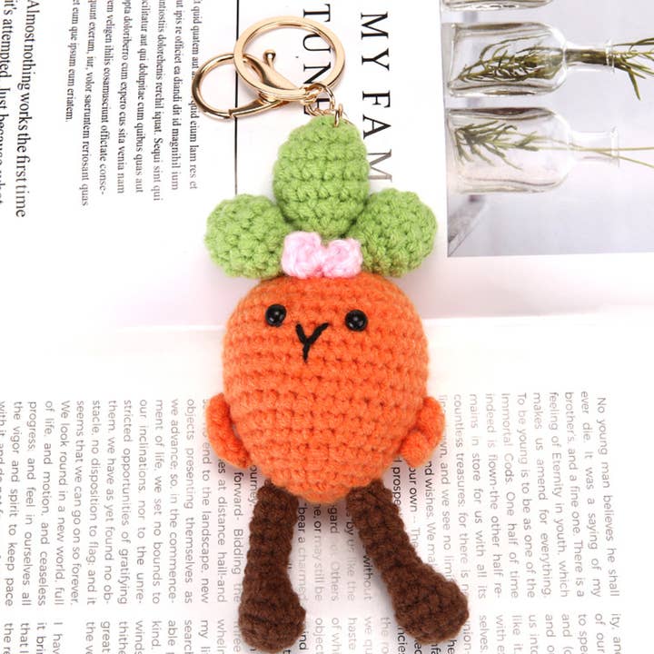 Ornamenti-peluches a forma di carota lavorati a maglia portachiavi ciondoli per la vendita all'ingrosso da parte di Eagle Crest Industries Inc.