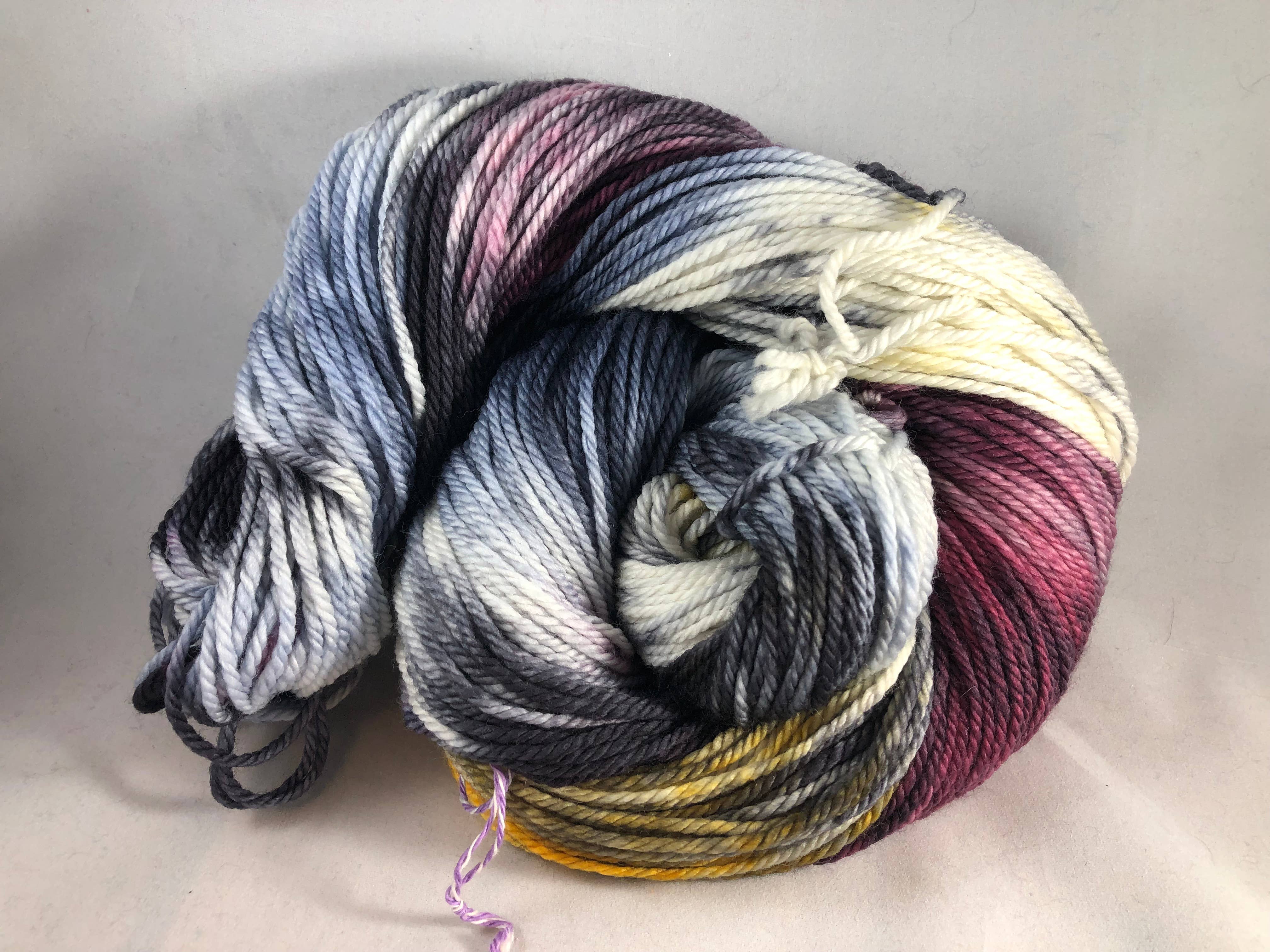 Rebel Purl - Venta al por mayor Hilos - Criatura de la Noche - Hilo Teñido a Mano en Pequeños Lotes5