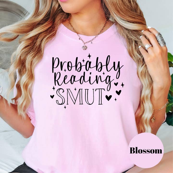 Probabilmente Leggendo Smut Maglietta, Maglietta Comfort Colors® con Libro, Maglietta Divertente per Amanti del Romance, Maglietta Piccante, Regalo Letterario per Lei, Maglietta per Amanti dello Smut per la vendita all'ingrosso da parte di Epic Life - Designed