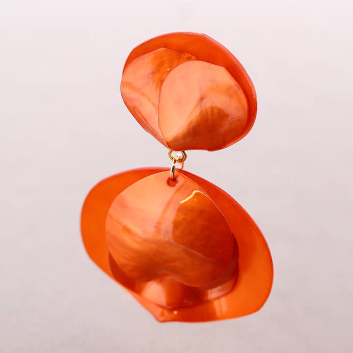 Petal resin oorbellen met hangend ontwerp voor wholesale door Sonata