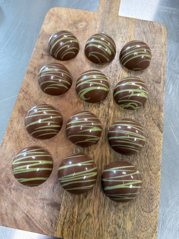 Kunafa à la pistache (6 dômes) pour la vente par Kakawa Artisan Chocolate & Co Ltd