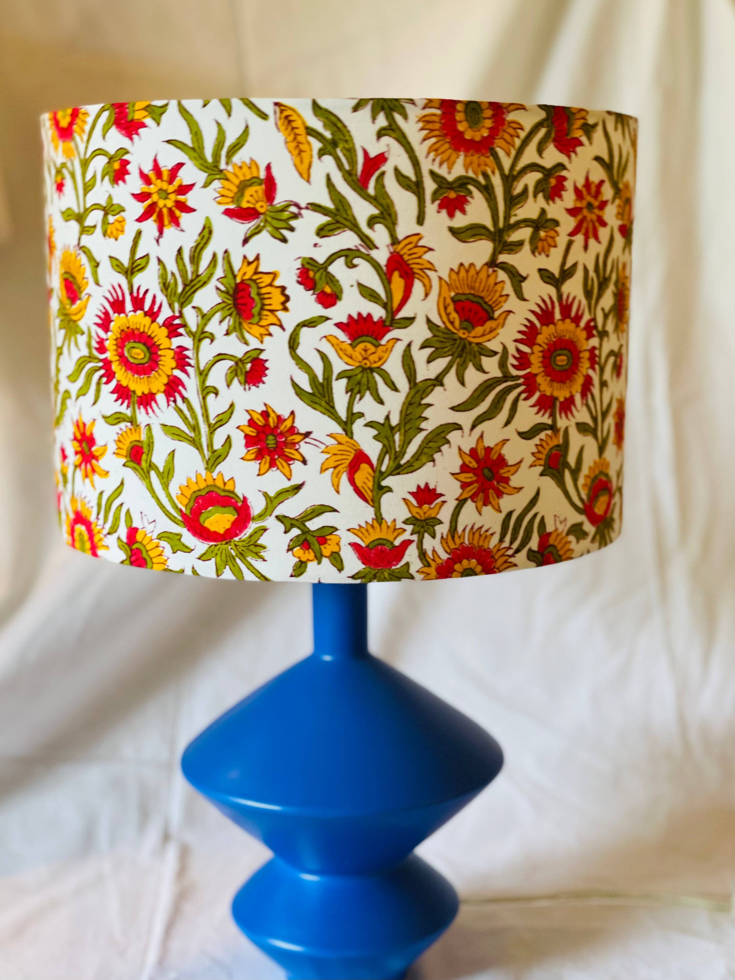 Olive and Limpet - Wholesale Lampenkap - Lampenkap met trommel van 10 inch. Indian Block-print uit Jaipur. Snoepappelrood, chroomgeel en fel olijfgroen bloemenmotief.2