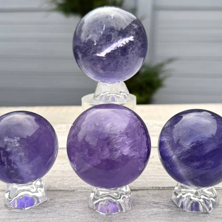 4-5 pièces Sphères en fluorite violette naturelle avec mica (boule de cristal) pour la vente par KayleeNYC