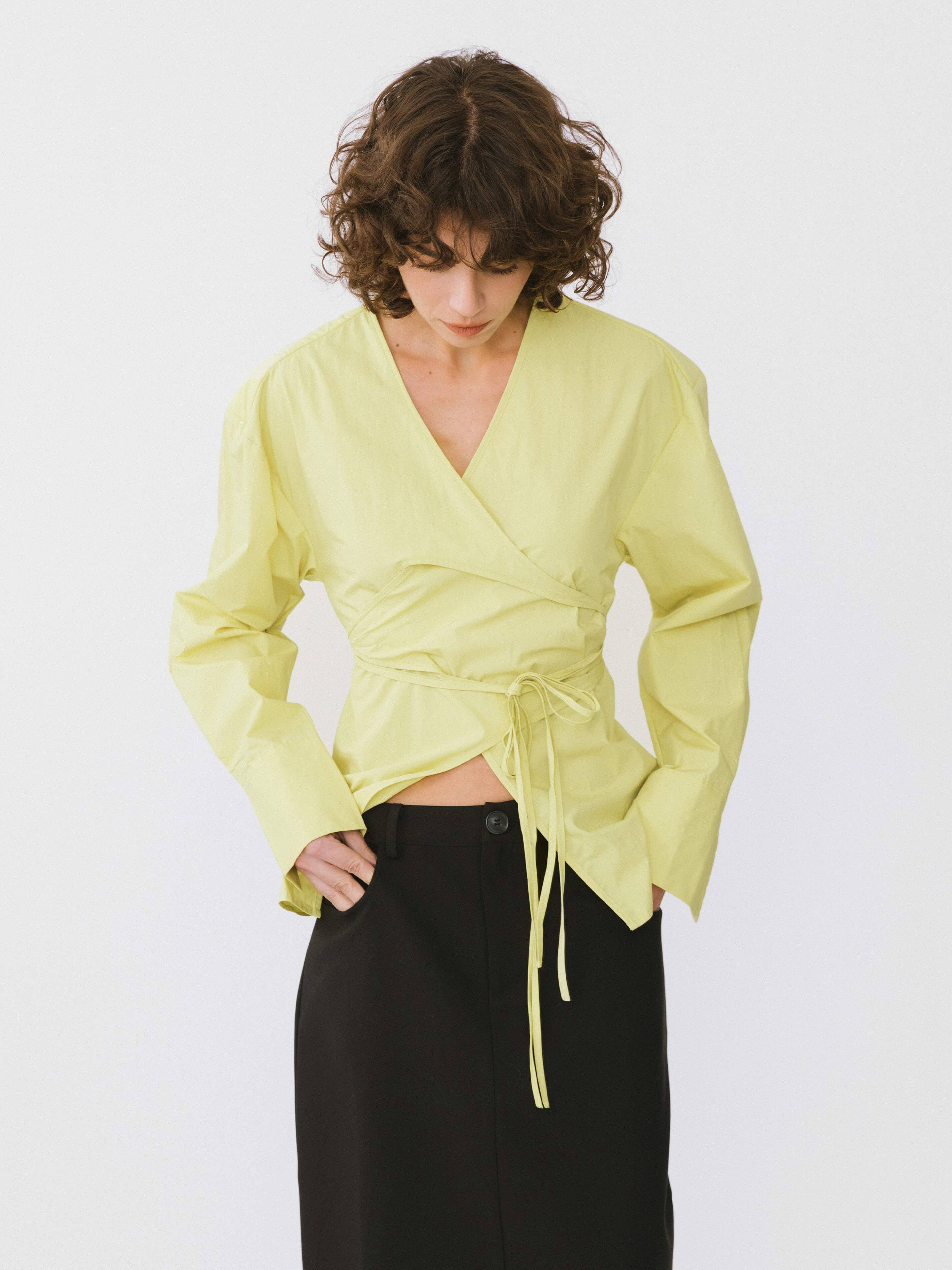 CUBIC – wholesale Blus - Dam – Ljus blus med v-ringning och korslagda lager15