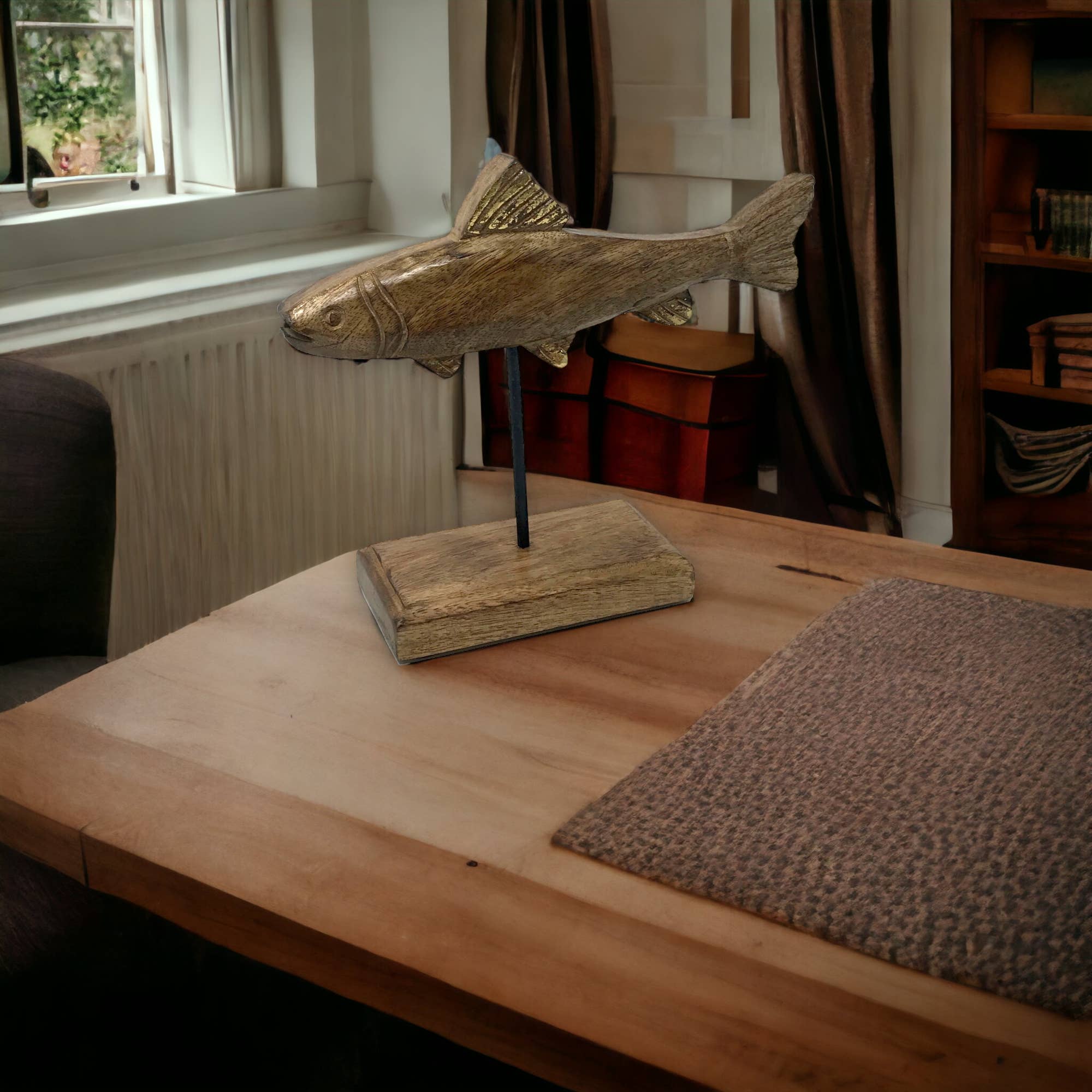 Wilco Home - Vente Décorations de table - Sculpture en bois sculpté « Fish Tales » de Timmy Trout Fish sur support